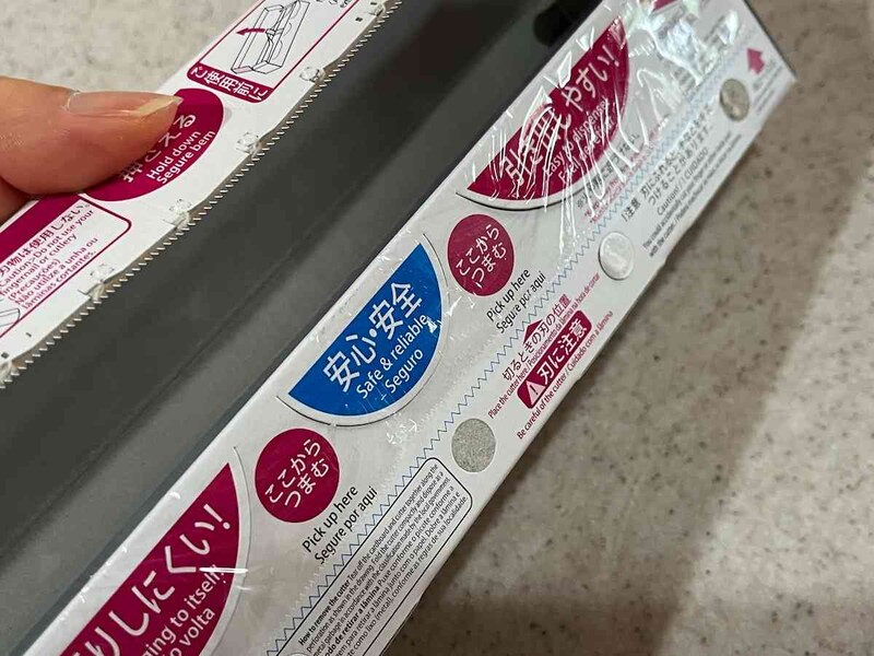 ダイソーの「ぴったりくっつく耐熱ラップ」は巻き戻りしにくい