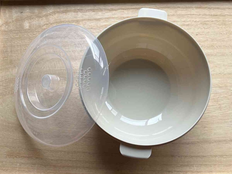 ダイソーの「電子レンジでお手軽ラーメン」はふたつきのどんぶりのような形