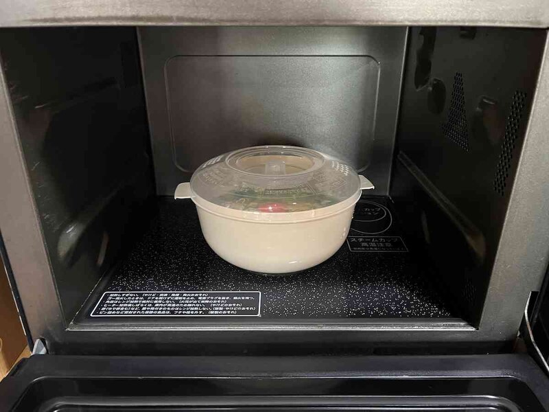 ふたをして、電子レンジで加熱していく