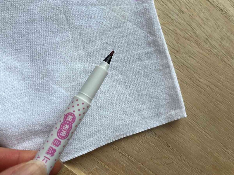 ダイソーの「自然に消えるしるしつけペン（ピンク）」のペン先は細い