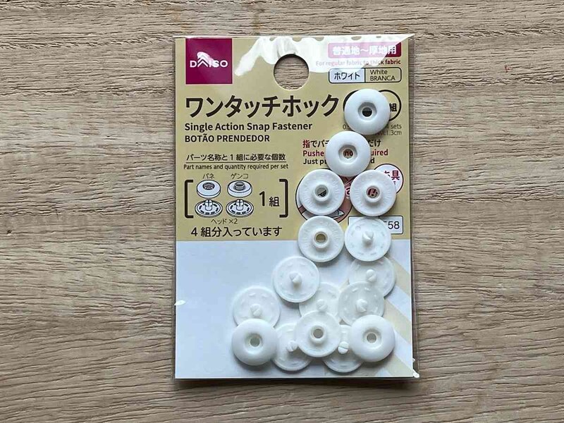 ダイソーの「ワンタッチホック」なら、ミスには注意しつつ簡単作業ができる