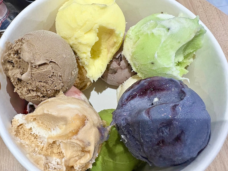 今なら、10個のアイスを食べる贅沢をお得に味わえます!