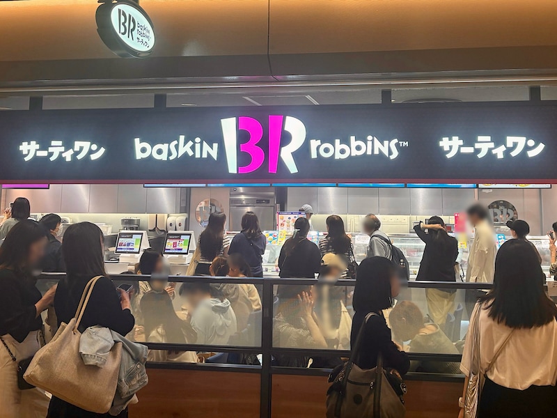 大行列の店内。モバイル注文は予約日から14日後の予約が可能です