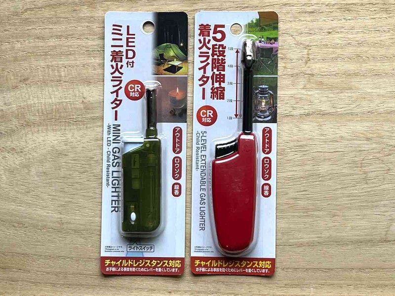 ダイソーの「ミニ着火ライター（LED付、CR対応）」（左）、「5段階伸縮着火ライター（CR対応）」（右）
