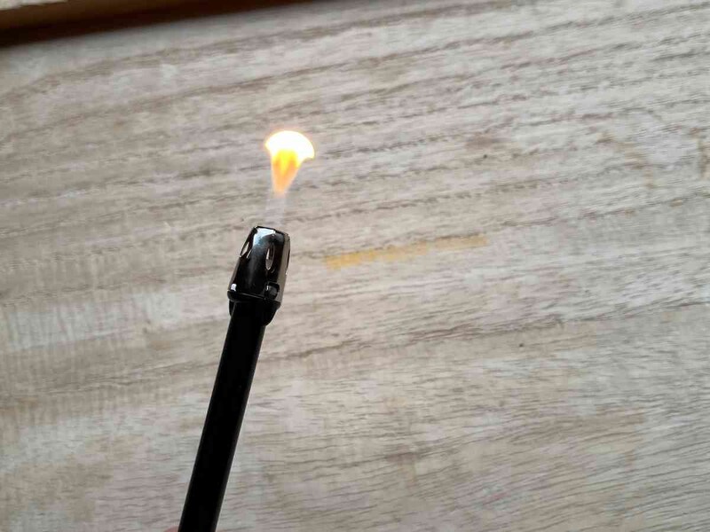 炎は指から遠くなる