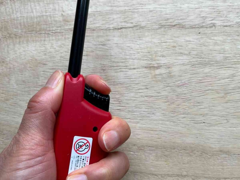 ダイソーの「5段階伸縮着火ライター（CR対応）」はチャイルドレジスタンス対応でレバーが重い