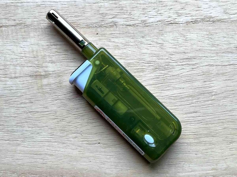 ダイソーの「ミニ着火ライター（LED付、CR対応）」は先端まで一定の距離があるので熱さは感じない