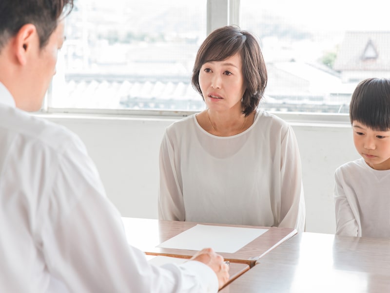 保護者からの一見、まともそうなクレーム。けれどその裏には「別の目的」が隠されているかも！　※サムネイル画像：PIXTA