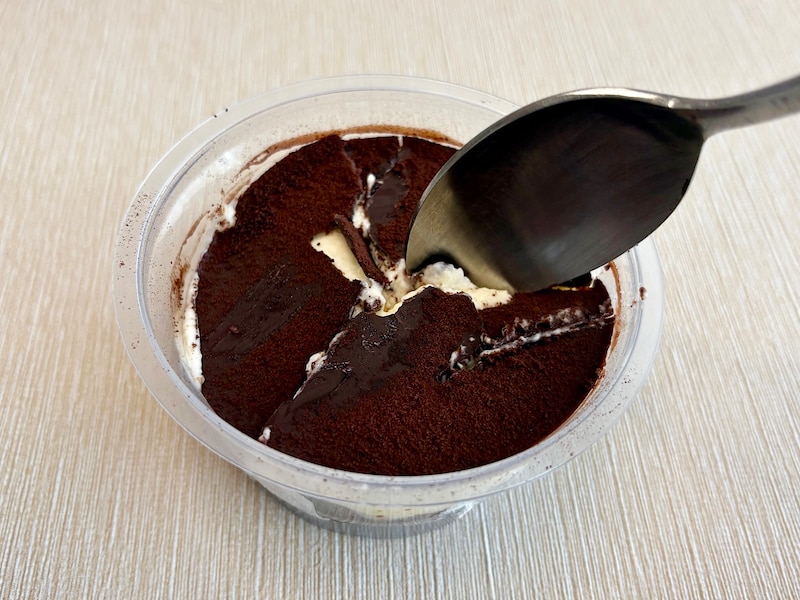 スプーンを入れるとチョコレートがパリパリと割れて、中にはたっぷりのティラミスムースが!