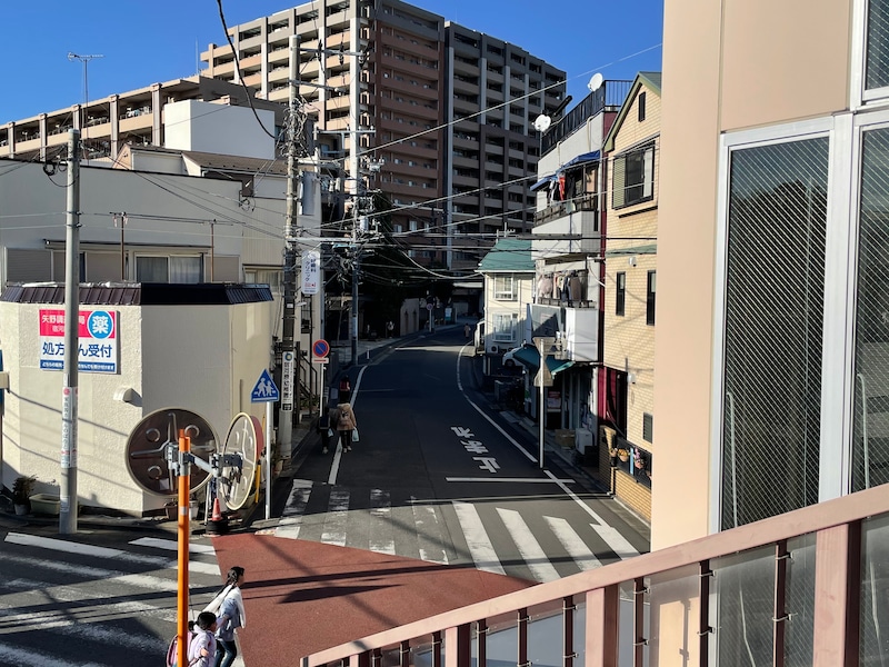 弧を描いて多摩川河畔に向かって続く、宿河原の砂利採取線跡の道路（※画像：筆者撮影）