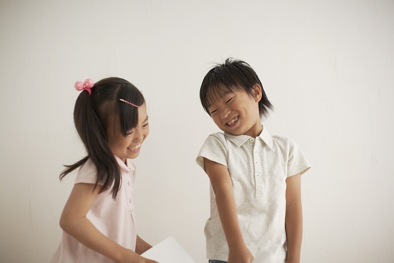 笑いあう子どもたち