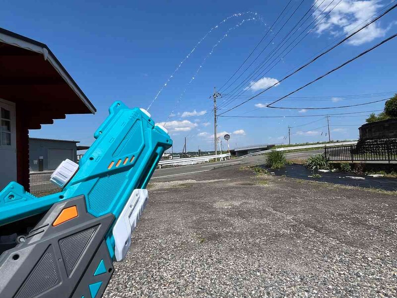 引き金を引くと、2つの発射口から水が出てくる