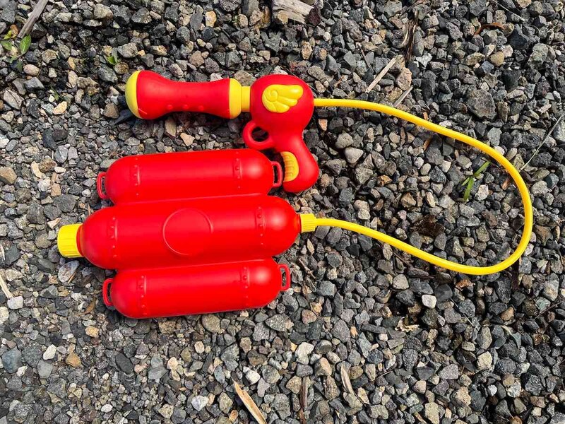 ダイソーの「タンク式水鉄砲（消火器）」
