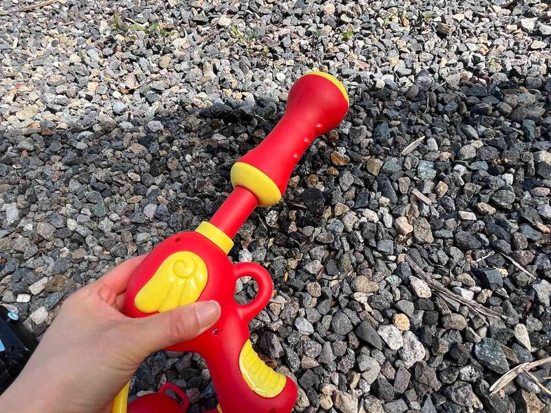 本体のスライド部分を前後に動かすと水が勢いよく出てくる