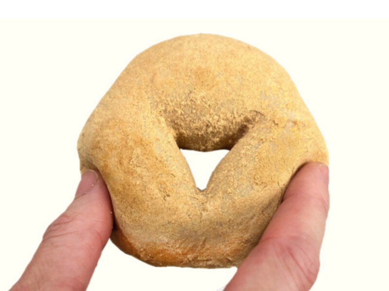 手で持つとわかるほど、やわらかさがありつつも弾力もある新食感！