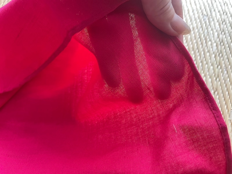 目が粗めで通気性が高く、光にかざすと透けて見える場合もあります