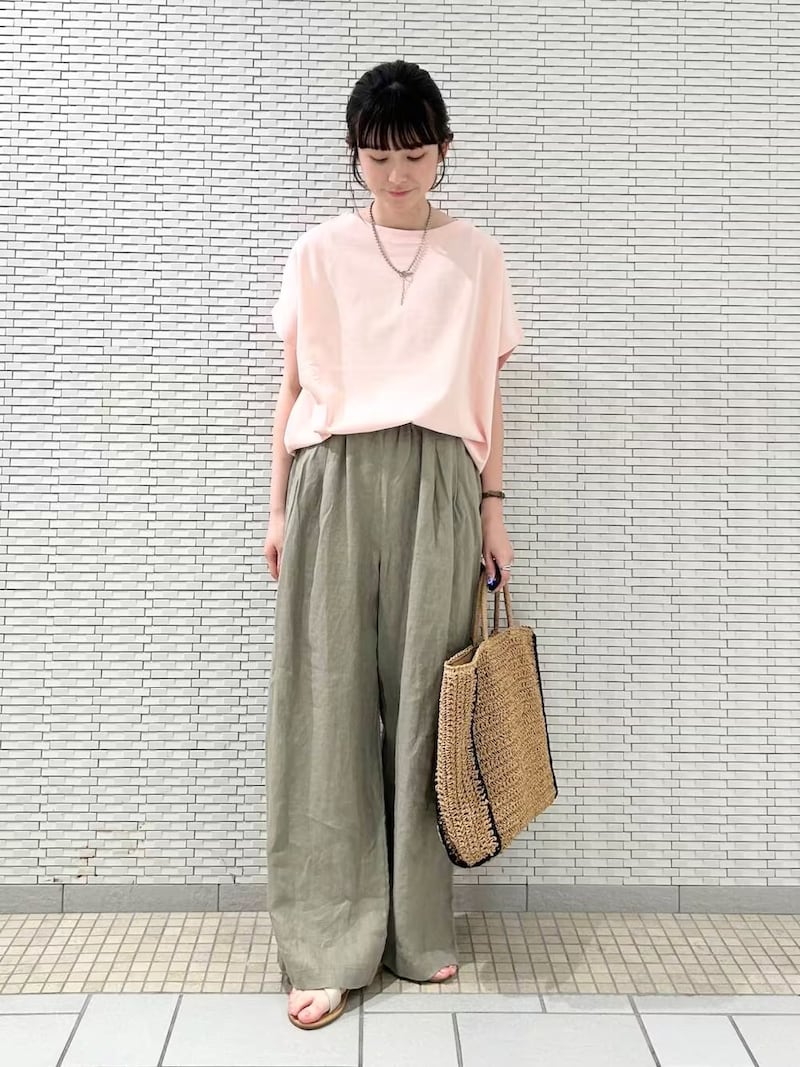 【OKコーデ】リネン系素材など、通気性の高いワイドパンツがあると重宝します 出典:WEAR