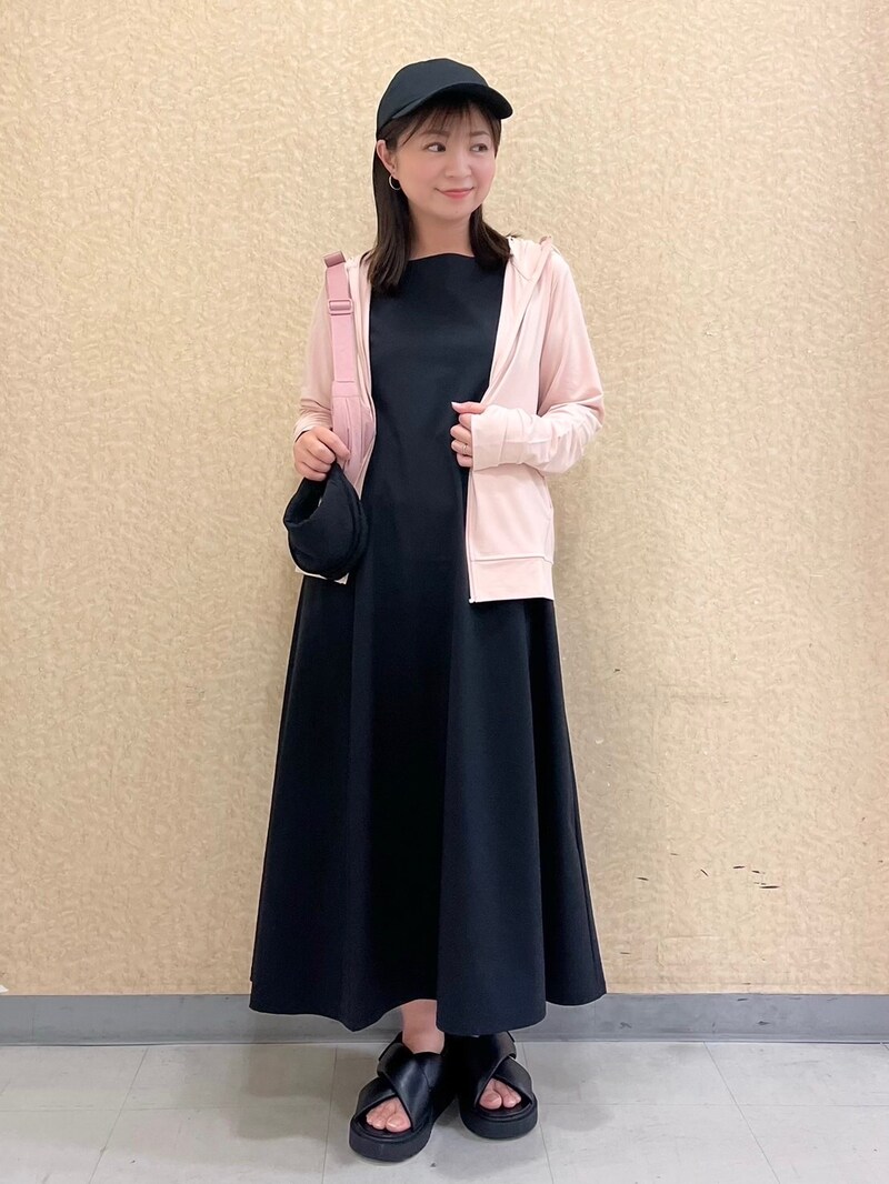 キャップやパーカなどスポーティーなアイテムをプラスしてアクティブに　出典：StyleHint