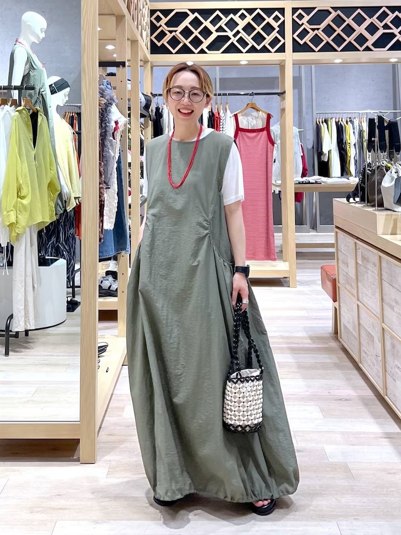 ロング丈のワンピースにカットソーをレイヤード　出典：WEAR