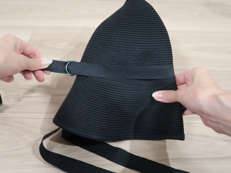 横に出ているベルトをきゅっと引っ張ると、タイトに絞られる作りになっています