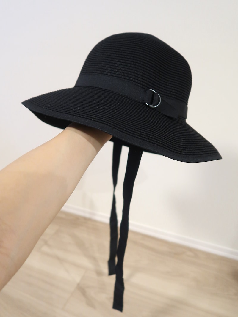 丸みがきれいで、折りのデザインなどが入っておらず、シンプルにまとまるデザインです