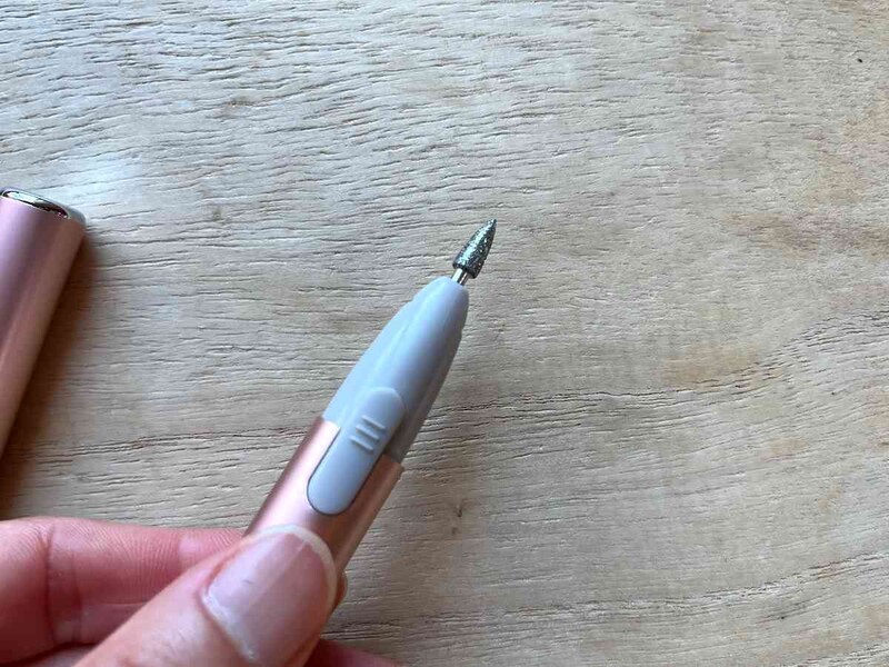 甘皮ケア・表面磨き（あらめ）で爪の表面を磨く