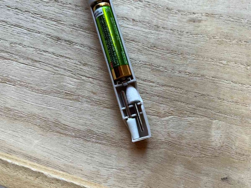 アタッチメントのうち2つは、電動ネイルケアの内側に入っている