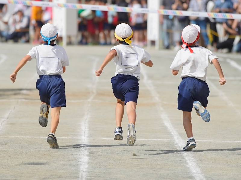 今の学校は「安全第一」が行き過ぎて、子どもたちが物理的にも精神的にも「転ぶこと」を知らない？ ※画像出典：PIXTA