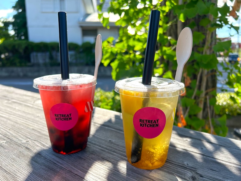 右/完熟パイン、左/3種のべリー