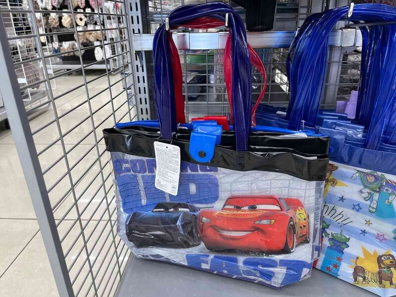ダイソーの「ビニールバッグ（カーズ）」