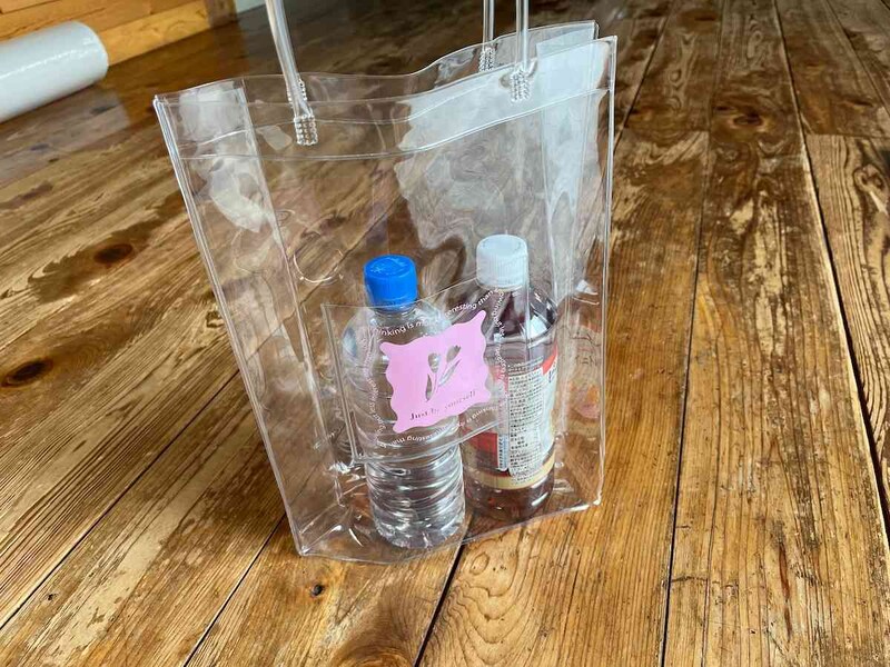 ダイソーの「ビニールマルシェバッグ（ポケット付、シンプル）」は、ペットボトルやワインバッグとしても使える