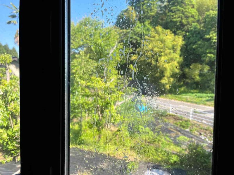 水をかけた窓でダイソーの「ジョイント式水切りワイパー（窓用）」を使ってみる