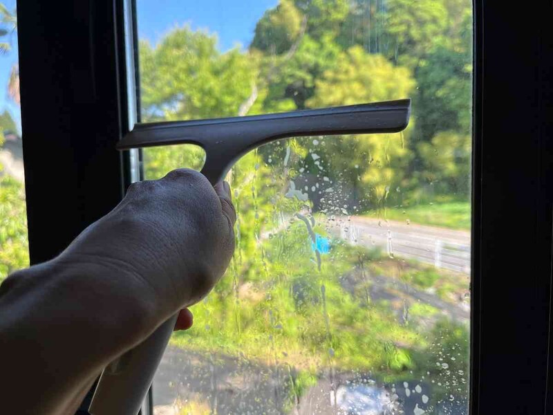 「ジョイント式水切りワイパー（窓用）」で水を取り除くことができる