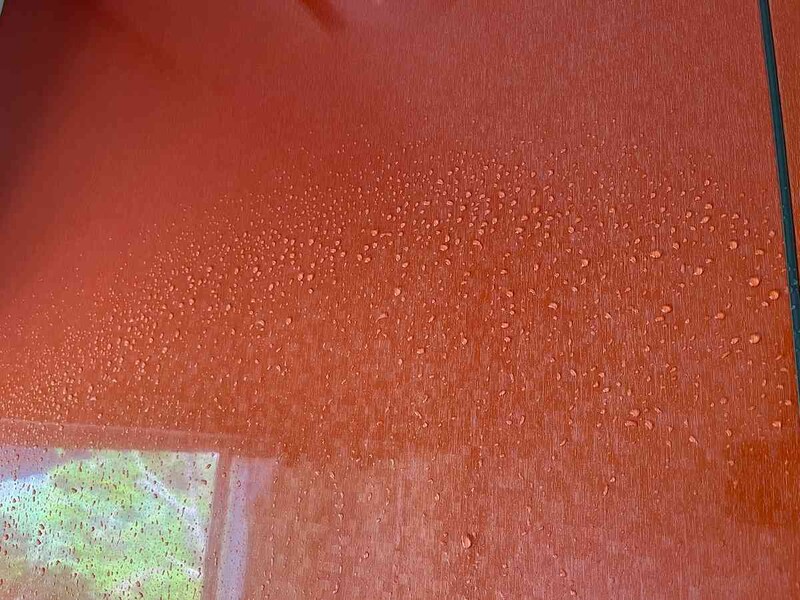 水がついた壁で「ジョイント式水切りワイパー（窓用）」を使う