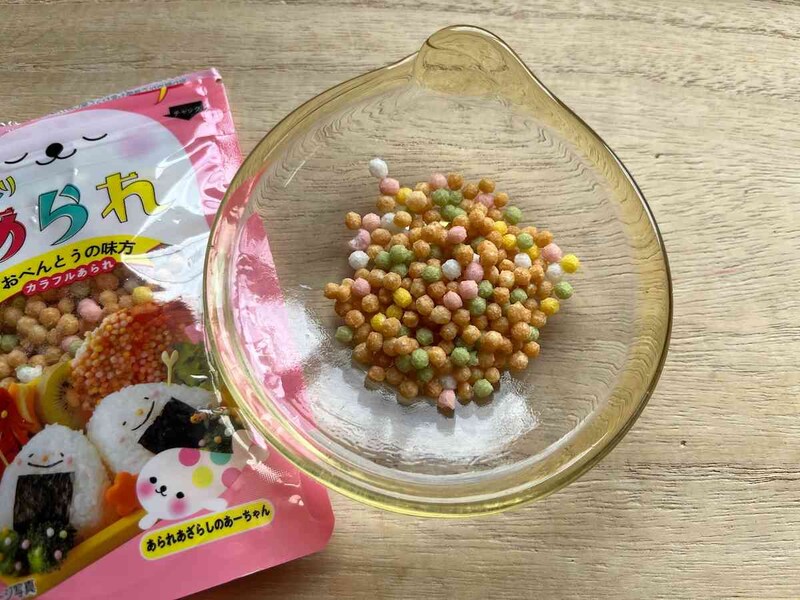 ダイソーの「ふりふりあられ」はカリカリとした食感
