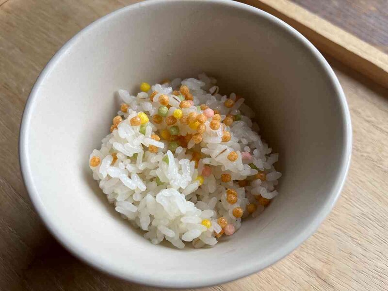 ダイソーの「ふりふりあられ」を使った「簡単あられご飯」