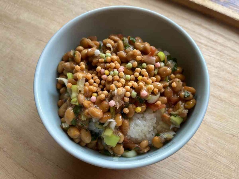ダイソーの「ふりふりあられ」を納豆にトッピング