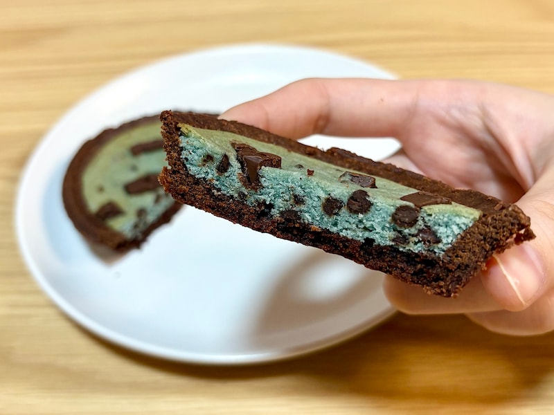 半分に切ってみると、チョコレートがごろっとたっぷり入っていることがわかります