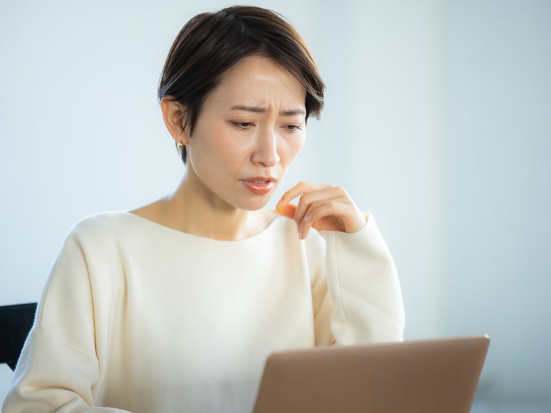 「よろしくお願いいたします」など、ビジネスメールの文末に記載する結びの言葉にもやもや…… ※画像：PIXTA