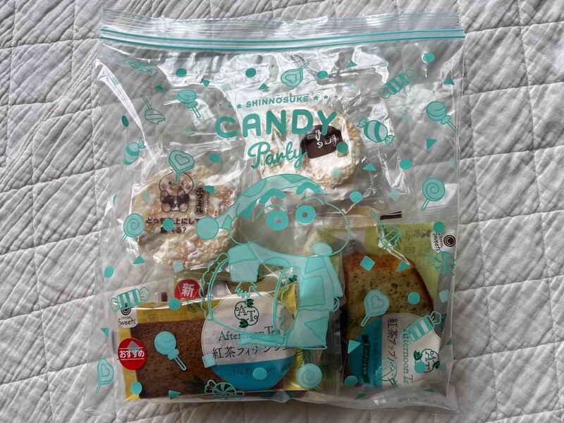 セリアの「フリーザーバッグL 6P クレヨンしんちゃん」はお菓子などを入れられる