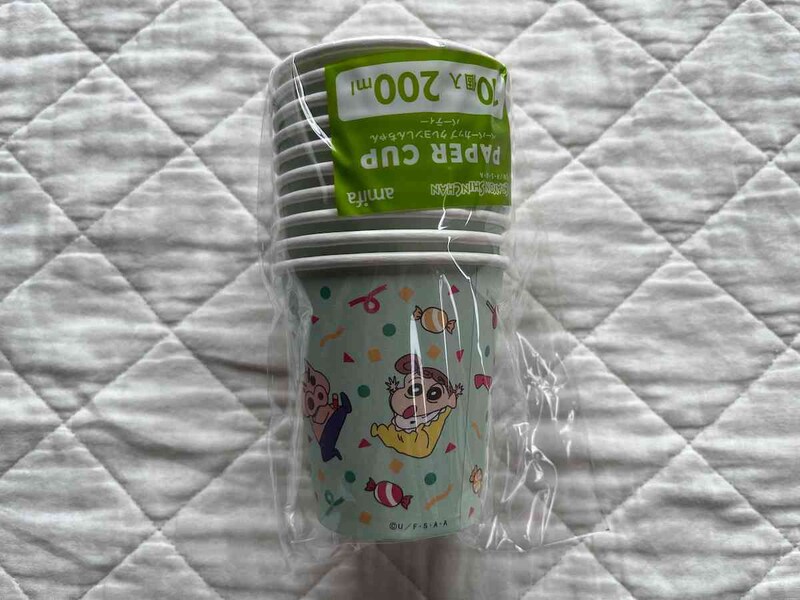 セリアの「ペーパーカップ クレヨンしんちゃん パーティー」