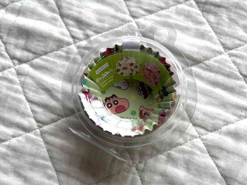 セリアの「おかずカップ 20P 6号 クレヨンしんちゃんスイーツパーティー」