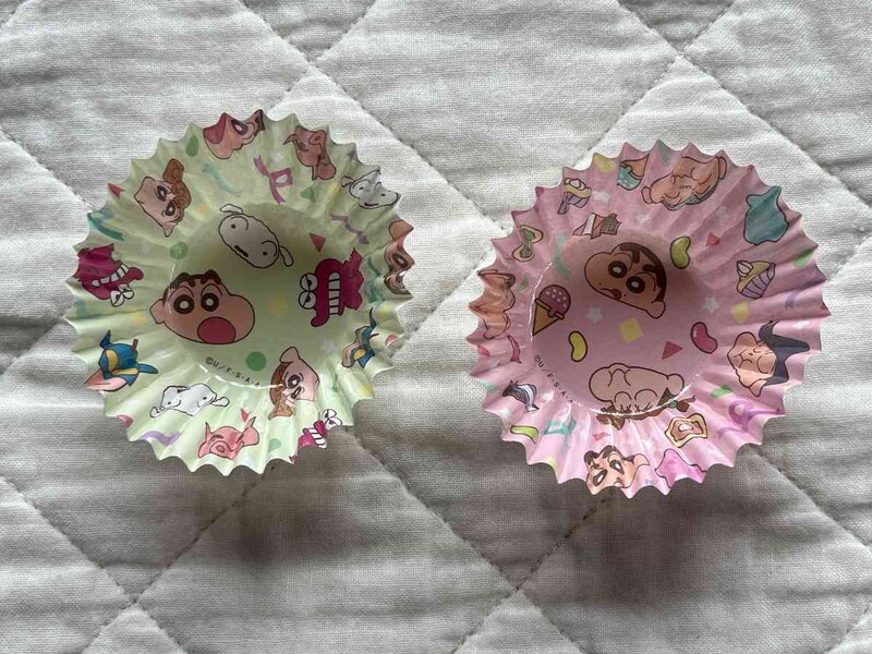 セリアの「おかずカップ 20P 6号 クレヨンしんちゃんスイーツパーティー」のデザインは2種