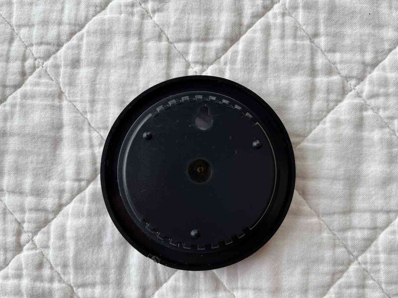 セリアの「壁に掛けられる温・湿度計」は裏面に穴が空いている