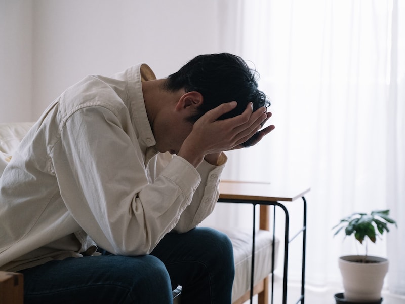 同居して介護している息子につらく当たる母…… ※画像：PIXTA