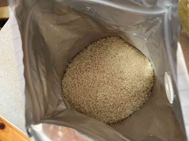 セリアの「お米のための保存袋 3kg」の内側はアルミ加工