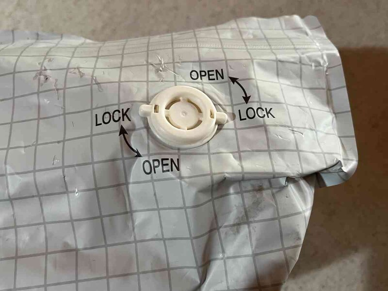 中の空気を抜いたら、バルブの突起を「LOCK」に合わせる