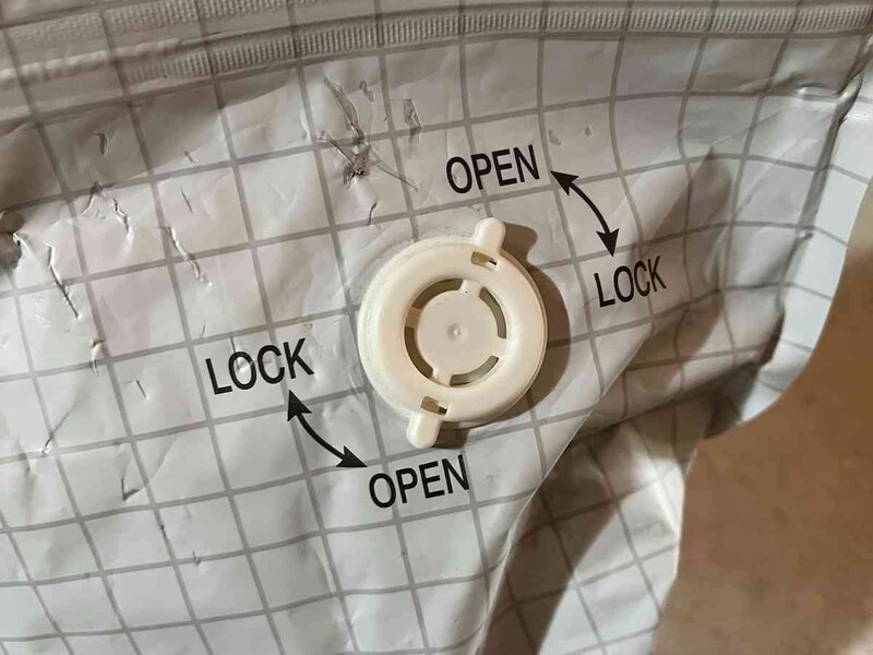 バルブパーツを反時計まわりに回転させて、突起を「OPEN」に合わせる