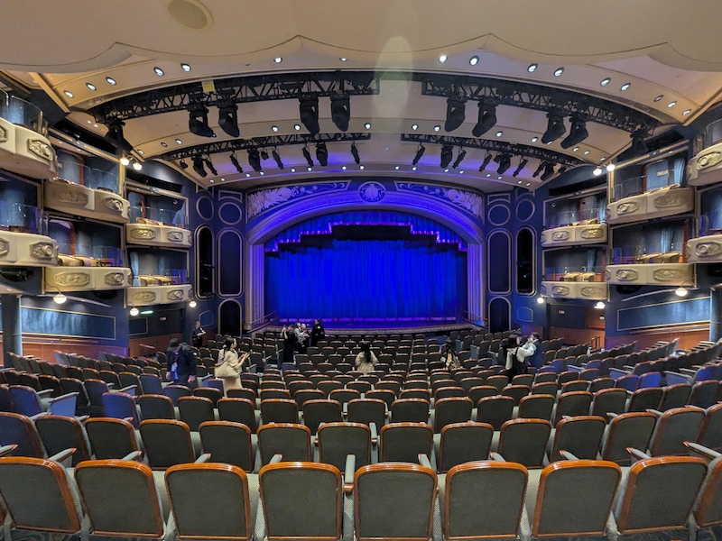 3層吹き抜けBOX席もあるロイヤル・コート・シアター