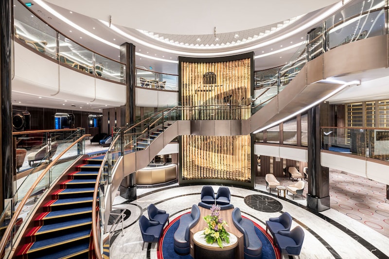 3層吹き抜けのグランド・ロビーは明るくエレガント